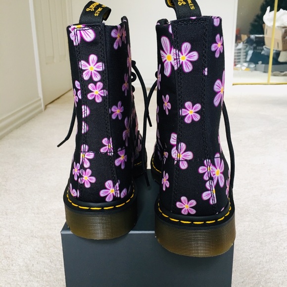 DR. MARTENS AIR WAIR BLACK MEADOW FLOWER BOOTS🌸 - Picture 4 of 8